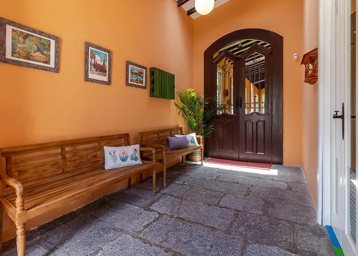 Casona Gildana: Historia, Patrimonio/E-Working
